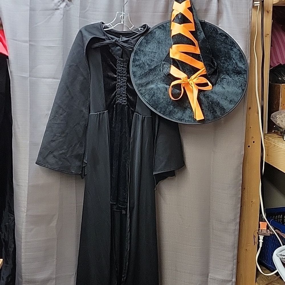 Childs wicked witch of the West/wizard of oz, costume sz 7-9 with cape and hat